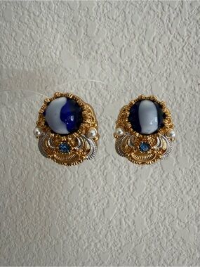 Alice Caviness signed vintage blue & gold stud Earrings